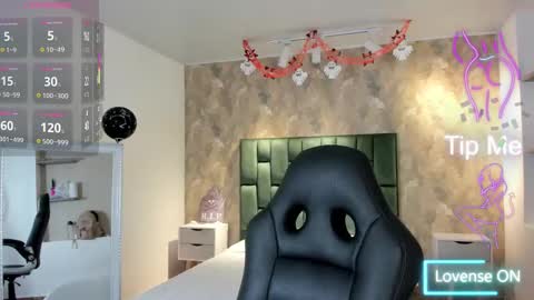 Snapshot of april_dumont chatting on 23, 10, 2025 April online show from 23, 10, 2025