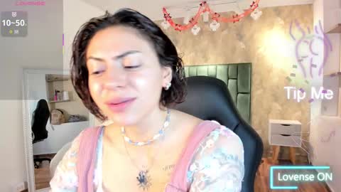 Snapshot of april_dumont chatting on 24, 10, 2025 April online show from 24, 10, 2025