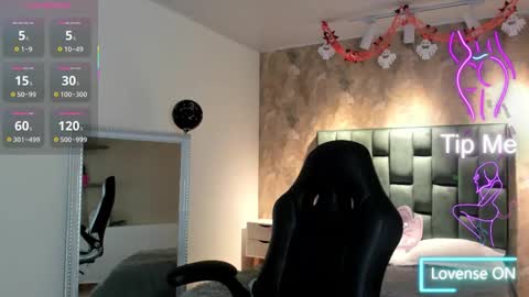 Snapshot of april_dumont chatting on 28, 10, 2025 April online show from 28, 10, 2025