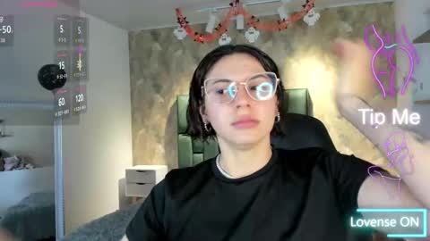 Snapshot of april_dumont chatting on 29, 10, 2025 April online show from 29, 10, 2025