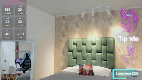 Snapshot of april_dumont chatting on 14, 11, 2025 April online show from 14, 11, 2025