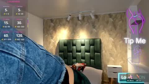 Snapshot of april_dumont chatting on 1, 12, 2025 April online show from 1, 12, 2025