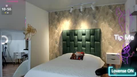 Snapshot of april_dumont chatting on 2, 12, 2025 April online show from 2, 12, 2025