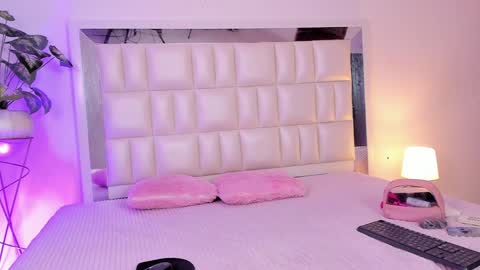 Snapshot of aradia_01 chatting on 9, 1, 2025 online show from 9, 1, 2025