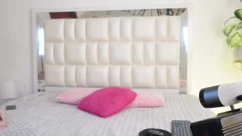 Snapshot of aradia_01 chatting on 21, 2, 2025 online show from 21, 2, 2025