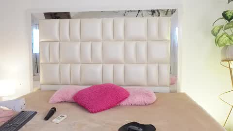 Snapshot of aradia_01 chatting on 25, 2, 2025 online show from 25, 2, 2025