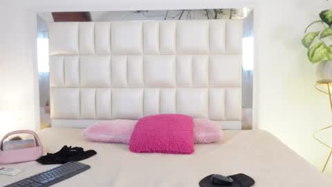 Snapshot of aradia_01 chatting on 28, 2, 2025 online show from 28, 2, 2025