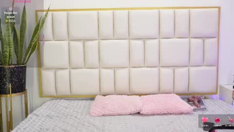 Snapshot of aradia_01 chatting on 15, 12, 2025 online show from 15, 12, 2025