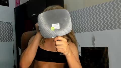 ARIANA SALAZAR online show from 2, 1, 2025