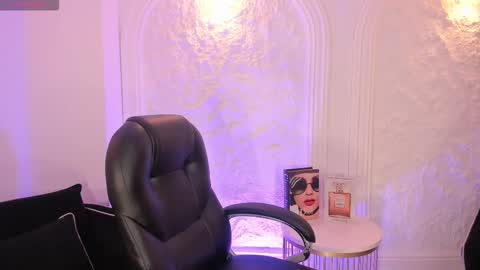 Snapshot of arianadumont chatting on 12, 11, 2025 Ariana Dumont online show from 12, 11, 2025