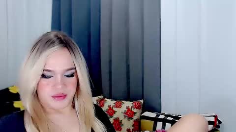 Snapshot of arianne_xoxo777 chatting on 5, 3, 2025 ARIANNE CUMS online show from 5, 3, 2025