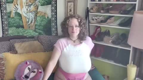 Snapshot of arielabai chatting on 13, 11, 2025 Arielle Ari online show from 13, 11, 2025