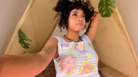 Snapshot of ariella_ruiz chatting on 6, 11, 2025 A R I online show from 6, 11, 2025