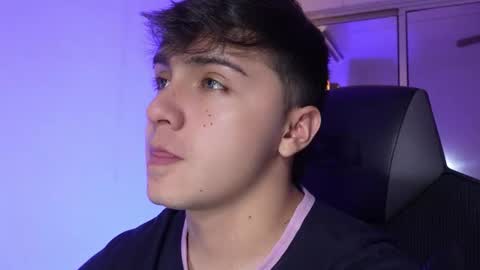 Snapshot of aron__cooper chatting on 6, 11, 2025 aron__cooper online show from 6, 11, 2025