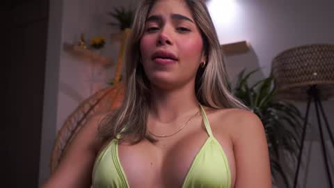 Snapshot of artemia_ chatting on 12, 12, 2024 Amanda online show from 12, 12, 2024