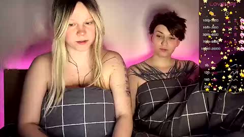Arya brunett and Cassie blond online show from 30, 12, 2024