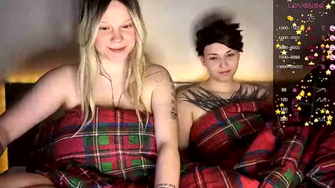 Arya brunett and Cassie blond online show from 5, 1, 2025