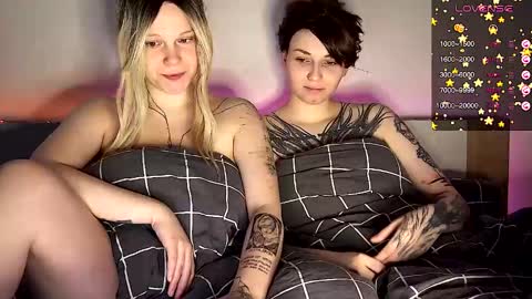 Arya brunett and Cassie blond online show from 21, 1, 2025