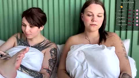 Arya brunett and Cassie blond online show from 20, 9, 2025