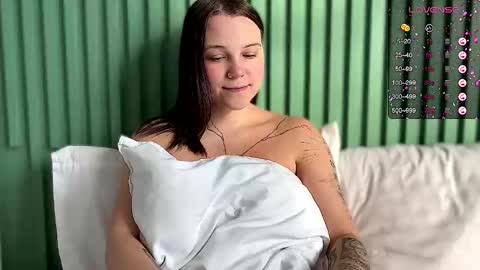 Arya brunett and Cassie blond online show from 7, 10, 2025