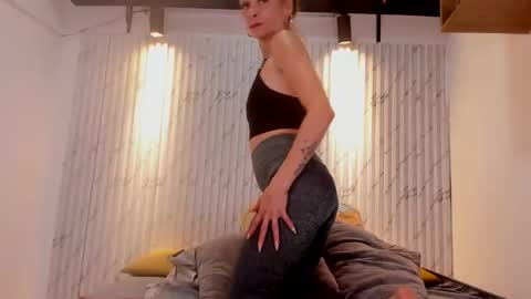 ashlybenison online show from 16, 1, 2025