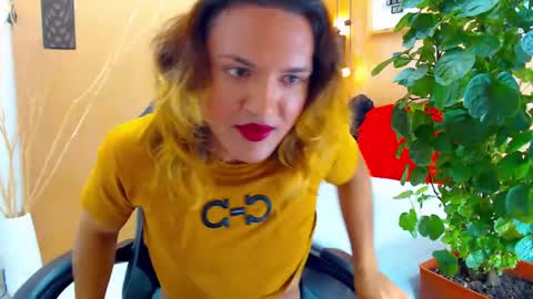 Snapshot of aslyhernandez chatting on 15, 9, 2025 ASLY online show from 15, 9, 2025