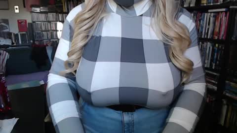 Snapshot of aspen_vale chatting on 28, 10, 2025 Aspen Vale online show from 28, 10, 2025