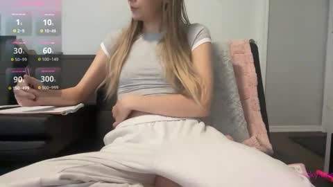 Snapshot of astrid_sky chatting on 2, 11, 2025 Astrid Sky online show from 2, 11, 2025