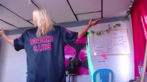 Snapshot of ateneasairce chatting on 5, 12, 2025 Atenea online show from 5, 12, 2025