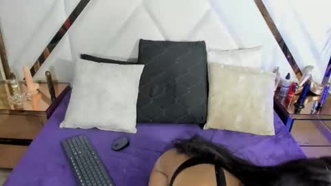 Monii Yi online show from 21, 9, 2025