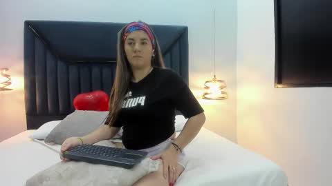 Snapshot of auraevens chatting on 22, 9, 2025 Aura Evans online show from 22, 9, 2025