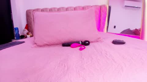 Snapshot of auroraa_miller chatting on 18, 12, 2025 auroraa_miller online show from 18, 12, 2025