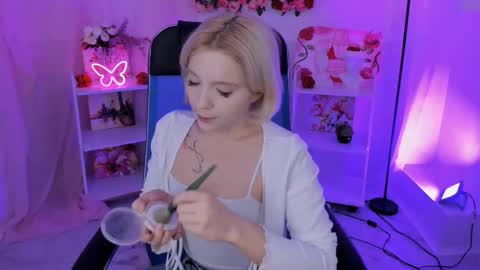 aurorawrenfield online show from 30, 10, 2025