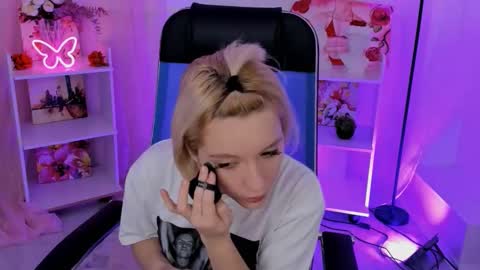 aurorawrenfield online show from 6, 11, 2025