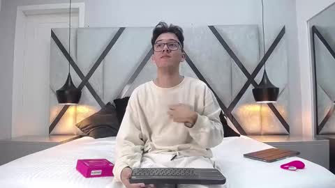 austinreeds online show from 23, 9, 2025