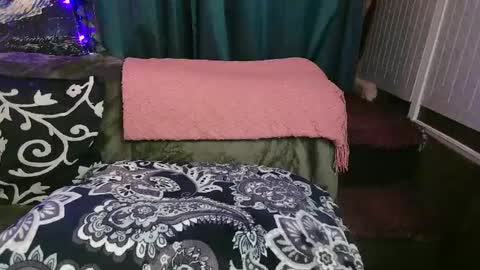 Snapshot of average_girl222 chatting on 8, 10, 2025 raven blue online show from 8, 10, 2025