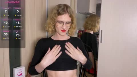 Snapshot of avery_adam chatting on 16, 12, 2025 Alex online show from 16, 12, 2025