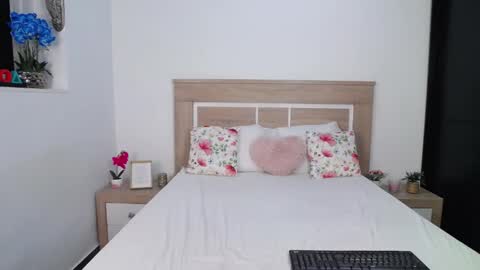 Snapshot of aylin_ross chatting on 11, 11, 2025 Aylin Ross online show from 11, 11, 2025