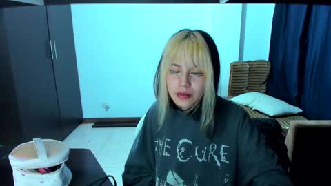 Snapshot of azu_moure chatting on 23, 2, 2025 Azu Moure online show from 23, 2, 2025
