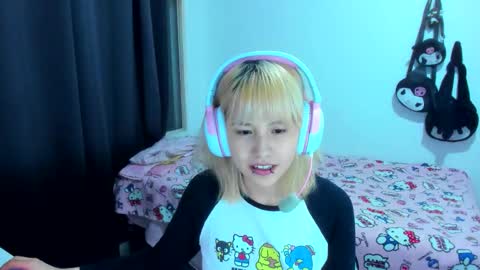 Azu Moure online show from 4, 12, 2025