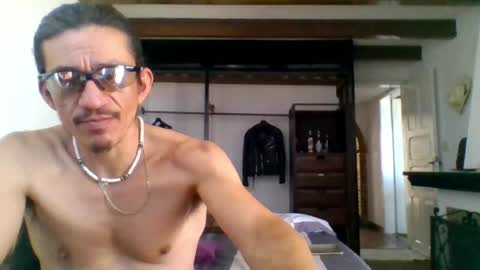 Snapshot of badhombremx chatting on 25, 4, 2026 Mexican livin Off the Wall online show from 25, 4, 2026