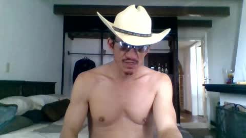 Snapshot of badhombremx chatting on 27, 4, 2026 Mexican livin Off the Wall online show from 27, 4, 2026