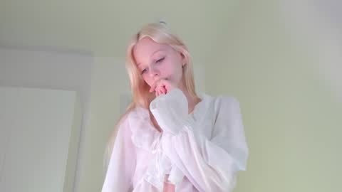 Snapshot of barbie_bella07 chatting on 21, 11, 2025 Bella online show from 21, 11, 2025