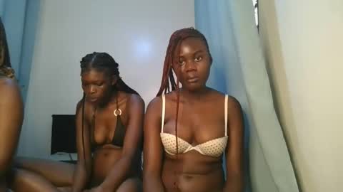 Snapshot of barbie_queen2 chatting on 25, 11, 2025 queen online show from 25, 11, 2025