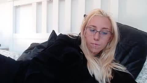 Snapshot of barelylegalblondy chatting on 10, 9, 2025 Lena online show from 10, 9, 2025