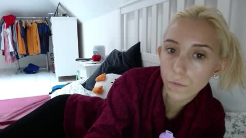 Snapshot of barelylegalblondy chatting on 18, 10, 2025 Lena online show from 18, 10, 2025