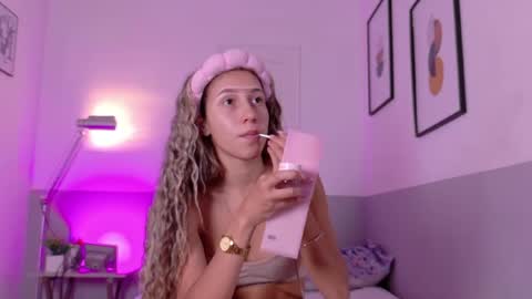 Snapshot of beautifulskinny18 chatting on 22, 4, 2026 Shalom online show from 22, 4, 2026