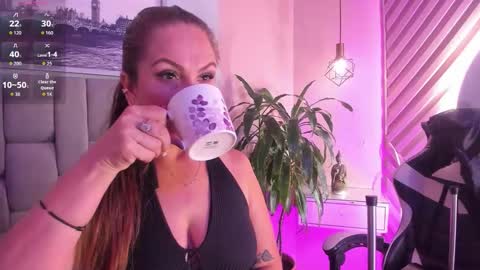 Snapshot of beauty_milf4 chatting on 15, 10, 2025 Chantall online show from 15, 10, 2025