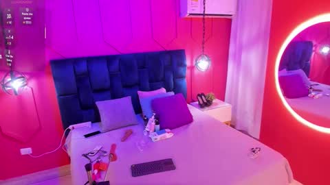 Snapshot of beauty_milf4 chatting on 19, 10, 2025 Chantall online show from 19, 10, 2025