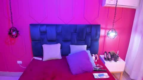 Snapshot of beauty_milf4 chatting on 11, 11, 2025 Chantall online show from 11, 11, 2025